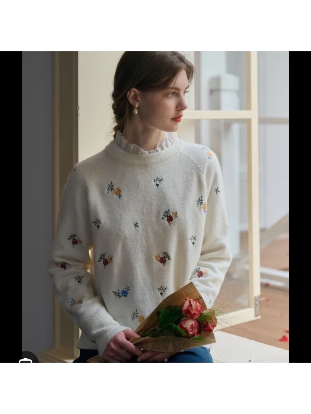 Simple Retro Floral Embroidered Wool Blend Sweater in White, Size S